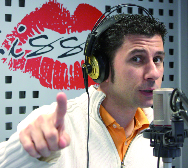 Alfredo en los estudios de Kiss FM